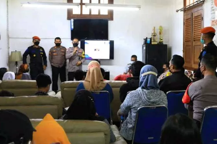 Polisi dan petuga KAI memberi pembinaan kepada belasan remaja yang diamankan usai melakukan pelemparan ke kereta yang melintas (Humas KAI Daop 6 Yogyakarta)