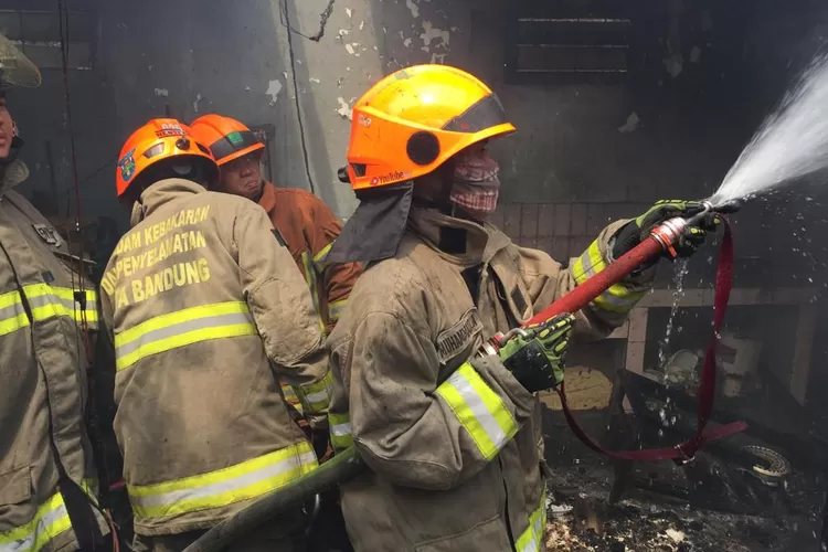 Penanganan kebakaran di Jalan Ciwastra Indah blok C no.26, RT.08 RW.15, Kelurahan Margasari (Foto: Humas Diskar PB Kota Bandung)