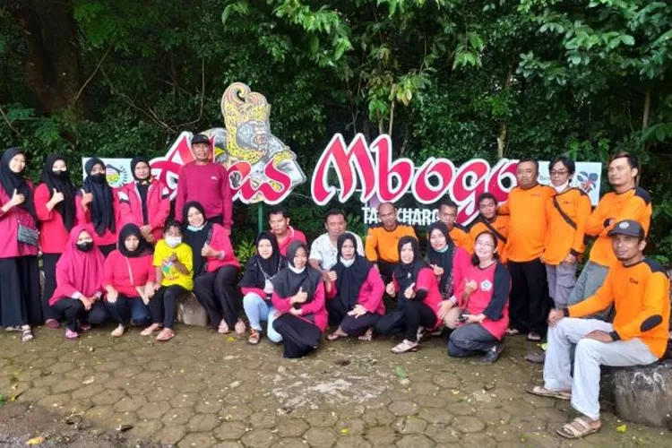 Keluarga besar Kelompok Sadar Wisata (Pokdariwis) desa wisata binaan Bank Jateng &ldquo;Alas Mbogo&rdquo; di sela-sela membagikan takjil gratis. (dok)