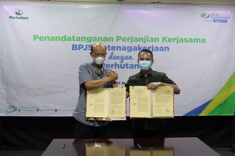 Deputi Direktur Wilayah BPJAMSOSTEK Jawa Timur, Deny Yusyulian (kanan) usai  penandatanganan dengan Perhutani Jawa Timur.