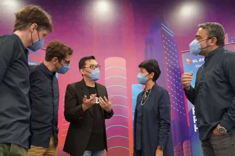 Menyambut Ramadhan dan Lebaran, PT XL Axiata Tbk (XL Axiata) menjalin kemitraan strategis bersama Vidio. Jajaran manajemen kedua perusahaan berbincang usai penandatanganan kerja sama. (istimewa)