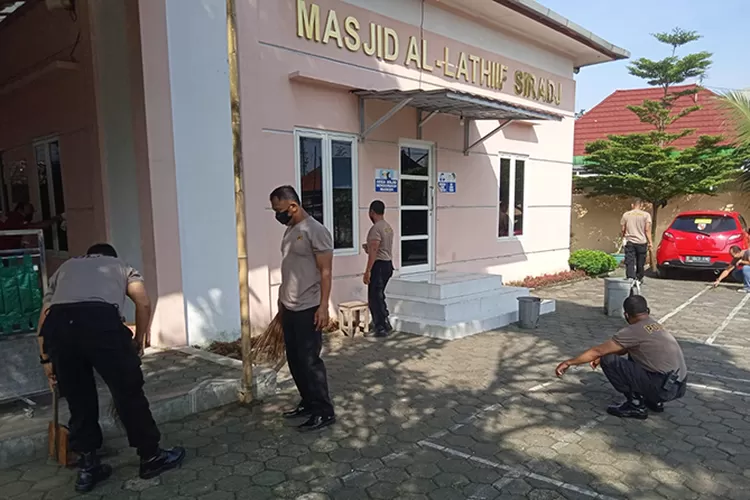 Anggota Polsek Tingkir bersih-bersih masjid di masyarakat Salatiga.  (Dok humas Polres Salatiga )