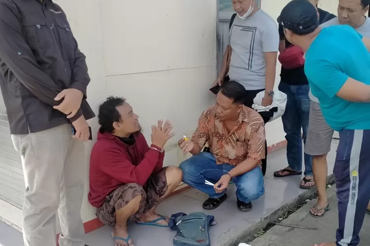 Tersangka pengedar sabu sabu diamankan Satnarkoba Polres Kendal usai menjual ke pembelinya. (edi prayitno/kontributor Kendal)