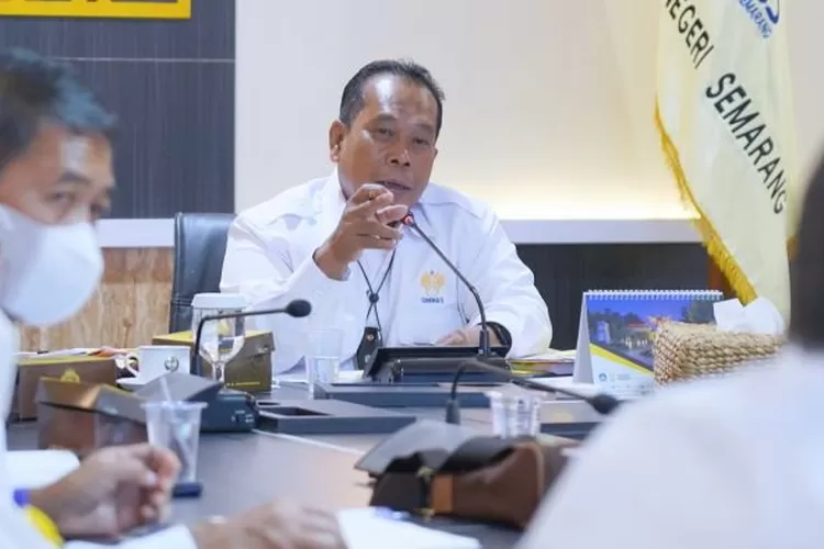 - Rektor Universitas Negeri Semarang (UNNES) Prof. Dr. Fathur Rokhman, M.Hum. meluncurkan dua buku sekaligus pada awal Ramadan 1443 H.  (istimewa)