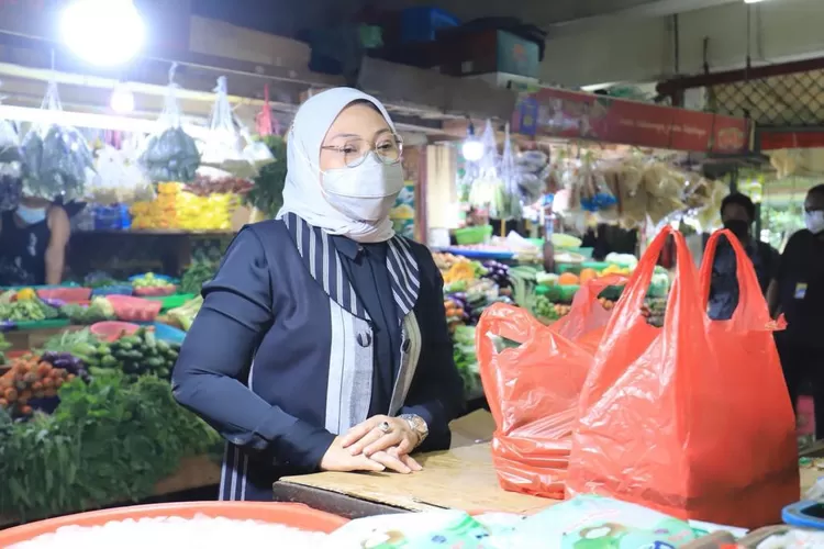 Menaker Ida Fauziyah dan belanjaannya di pasar tradisional. 