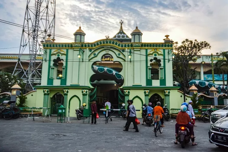 jadwal imam sholat tarawih di Masjid Kauman Semarang, Masjid Baiturrahman Semarang, dan MAJT, Rabu 13 April 2022. (Ayosemarang.com/Audrian Firhannusa)
