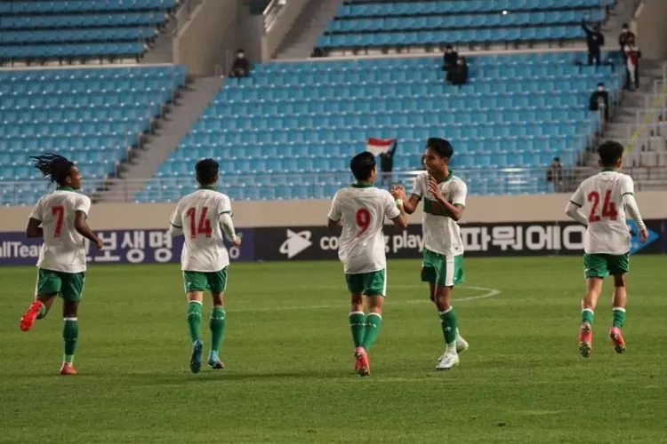  Gelandang Timnas U 19 Marselino Ferdinan (kedua dari kanan) merayakan gol yang dicetaknya ke gawang Timnas U 19 Korea Selatan dalam laga persahabatan di Daegu, Selasa (29/3/2022). Indonesia kalah 1-5 pada pertandingan tersebut. (ANTARA/HO/PSSI)
