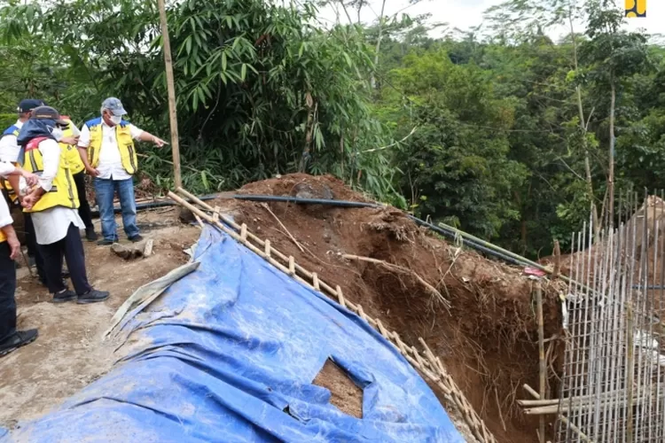 Menteri Perkerjaan Umum dan Perumahan Rakyat Basuki Hadimuljono perintahkan penanganan longsor di Ruas Pringsurat-Temanggung rampung H-10 Lebaran