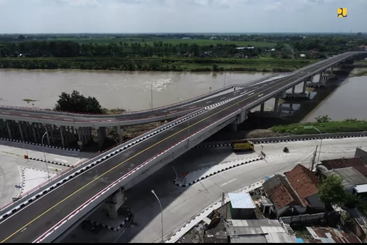 Demi kelancaran mudik lebaran, Menteri Pekerjaan Umum dan Perumahan Rakyat, Basuki Hadimuljono resmikan jembatan Ploso Jombang