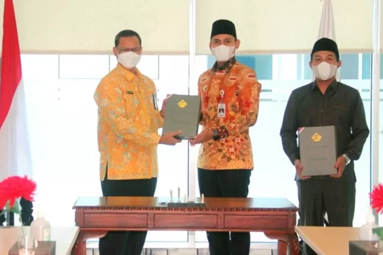 Bupati Kendal dan Ketua DPRD Kendal menyerahkan laporan hasil pemeriksaan LKPD tahun anggaran 2022 dari BPK RI saar meraih predikat WTP keenam kalinya.  (edi prayitno/kontributor Kendal)