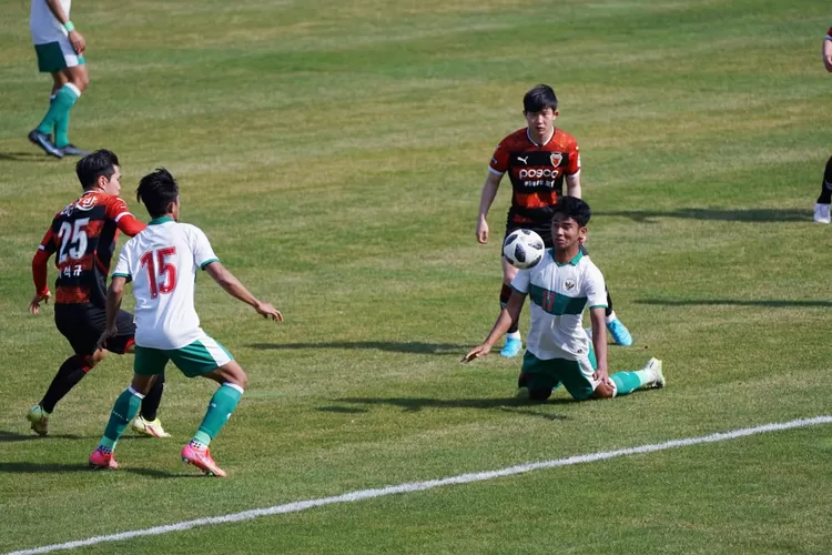 Skuad Garuda Muda saat menjamu tim senior Pohang Streelers FC di stadion Gyeongsan, Daegu, Korea Selatan, Sabtu 9 April 2022. (laman PSSI)