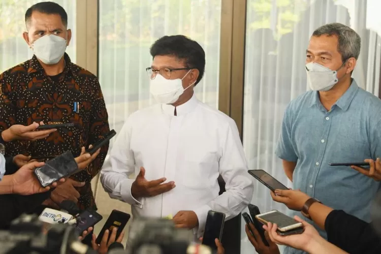Menkominfo Johnny G Plate menyampaikan perkembangan situasi terkini di rumah dinas Widya Chandra, Jakarta Selatan, Minggu (10/4/2022). (Biro Humas Kemenkominfo)