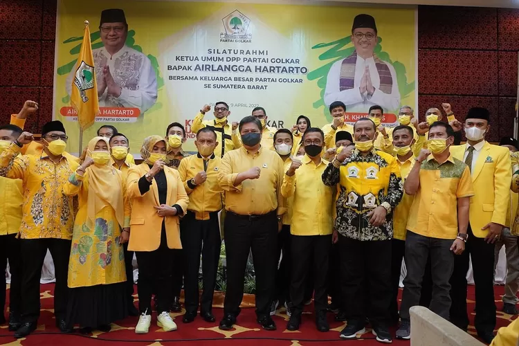 Ketua Umum Partai Golkar Airlangga Hartarto berpose dengan para kader pada  acara silaturahmi keluarga Partai Golkar di Padang, Sumatera Barat, Sabtu (9/4/2022) (Ist)