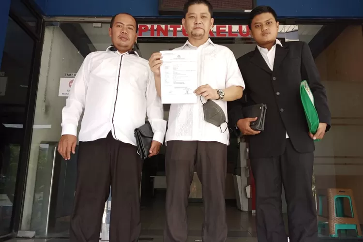 Tim kuasa hukum Danny Sanusi melaporkan  Ipong Hembing Putra ke Polda Metro Jaya, Sabtu (9/4/2022). (PITI)