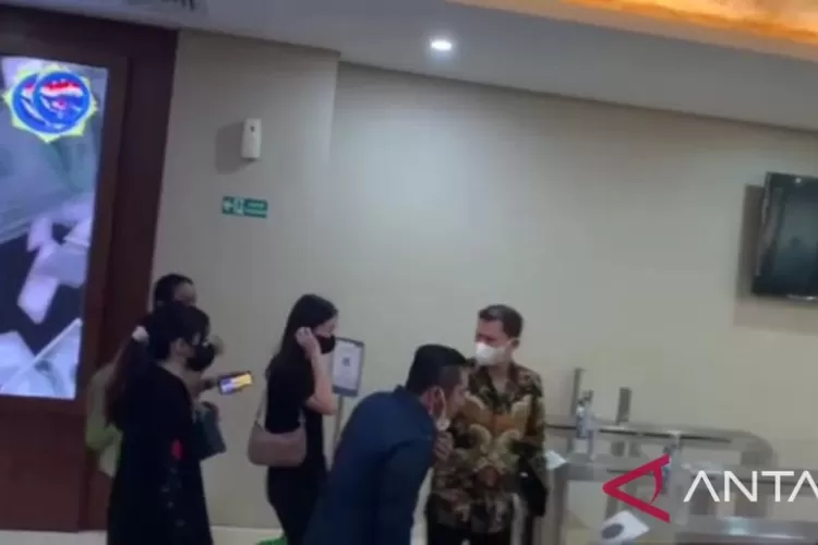 tangkapan layar - Pacar Indra Kenz, Vanessa Khong tiba di Bareskrim Mabes Polri untuk memenuhi panggilan penyidik guna pemeriksaan sebagai saksi terkait kasus penipuan investasi aplikasi Binomo, Selasa (8/3/2022).  (ANTARA/Laily Rahmawaty)