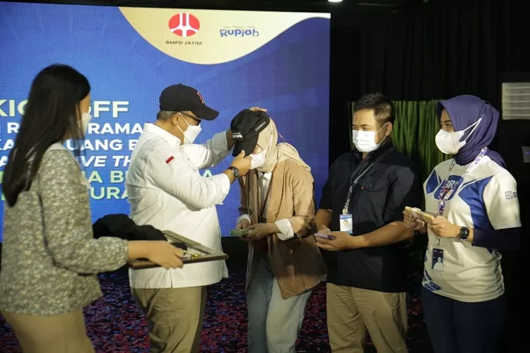 Pimpinan Bank Indonesia melakukan seremoni penyematan topi pada petugas penukaran uang.
