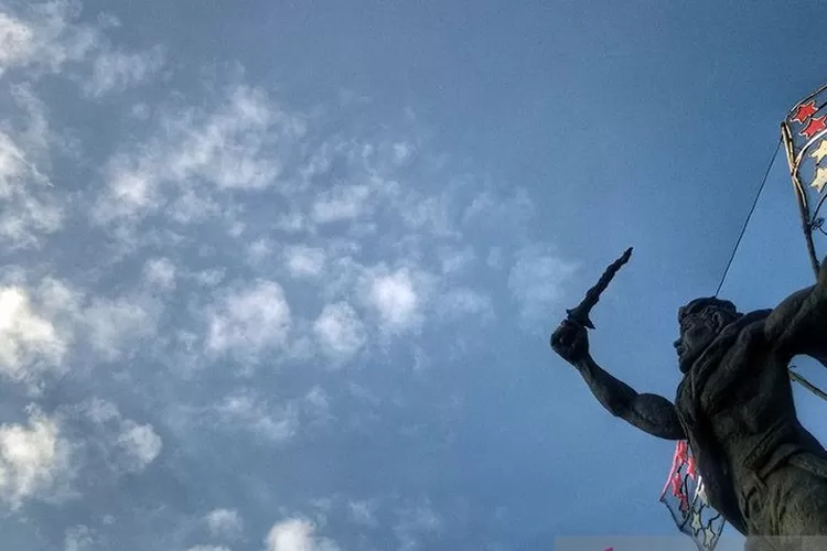 Pemandangan Monumen Perjuangan Surabaya dengan latar langit cerah berawan di Surabaya.  (ANTARA/Rifai)