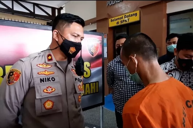 Wakapolres Cimahi, Kompol Niko N Adiputra, Tengah Menanyai Pelaku Suherman, Terkait Penipuan Yang Dilakukan Pelaku. (Bisnisbandung.com/Algi)
