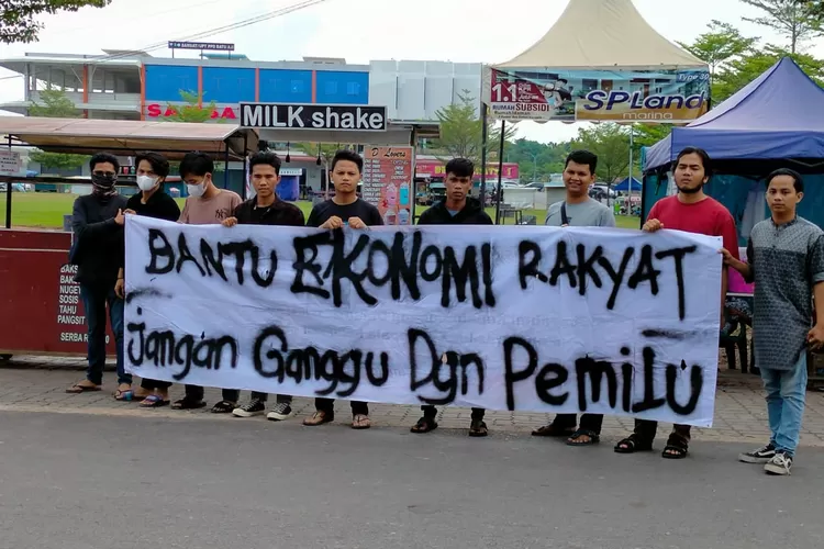 PKL di Batam setuju pemilu ditunda, mereka  berharap bantuan modal usaha lebih penting  dari pada hajatan lima tahun  sekali itu. (Jakarta,  Penundaan Pemilu)