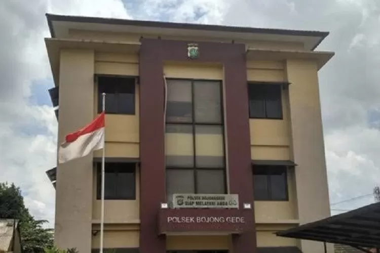 Tim Opsnal Unit Reskrim Polsek Bojonggede menangkap tersangka pengedar narkoba jenis metamfetamina atau sabu sabu, di kawasan Bojonggede, Kabupaten Bogor, Selasa (8/8).