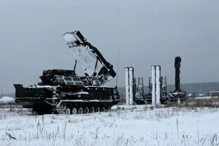 Sistem pertahanan rudal S-300 yang dikirim oleh Slovakia ke Ukraina dalam file foto tak bertanggal ini. (Foto Berkas DHA)