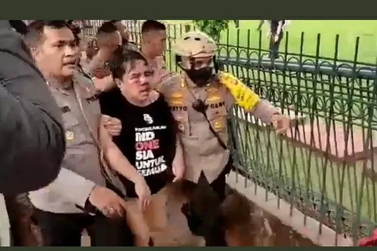 Ade Armando dipukuli massa aksi hingga babak belur (tangkapan layar video pemukulan ade armando)