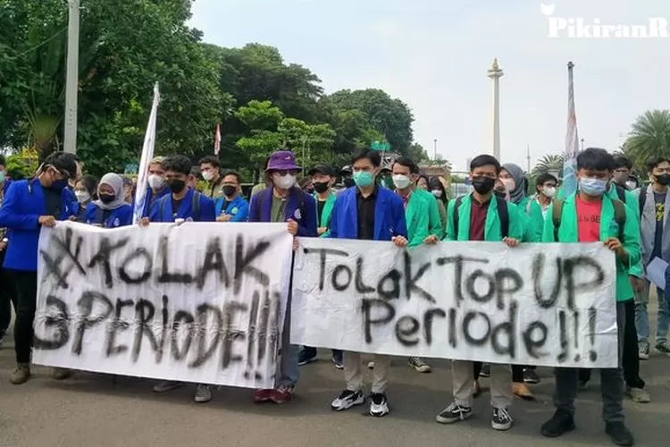 Sejumlah mahasiswa melakukan aksi simbolik di depan Patung Kuda Jakarta Pusat. (Amir Faisol.Pikiran Rakyat)
