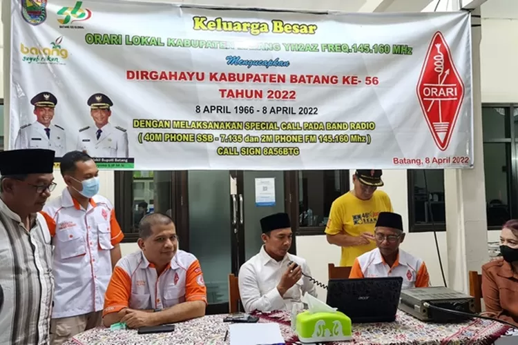 Bupati Batang Wihaji saat menjadi operator spesial call ORARI.  (Muslihun/Kontributor Batang)