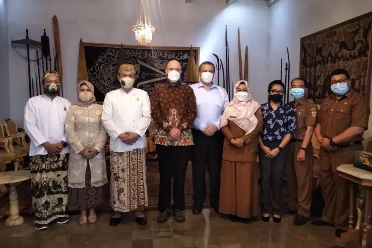 Keraton Kasepuhan Cirebon kedatangan tamu dari Kedutaan Besar Amerika di Indonesia, Senin (11/4/2022).