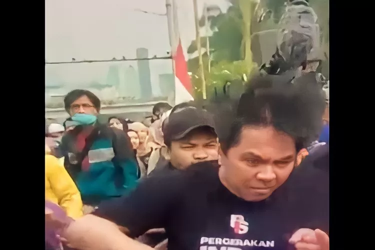 Viral, Detik-detik Ade Armando Kena 'Bogem Mentah' Saat Aksi Demo Berlangsung/Tangkapan Layar