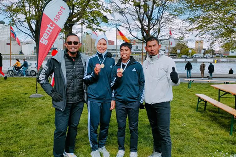 Pedayung Julianti (kedua dari kiri) Chelsea Corputty (kedua dari kanan) menjadi pemenang pada nomor W2- dalam kejuaraan bertajuk Ghent Spring Rowing Regatta di Belgia yang berlangsung pada 9-10 April 2022.  (ANTARA/PODSI)