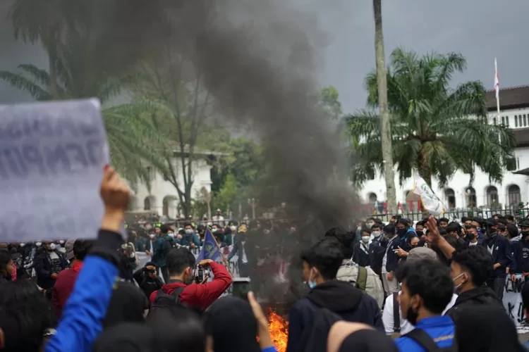 Aksi Mahasiswa di Bandung (Foto: Beben Gorajauara.com)