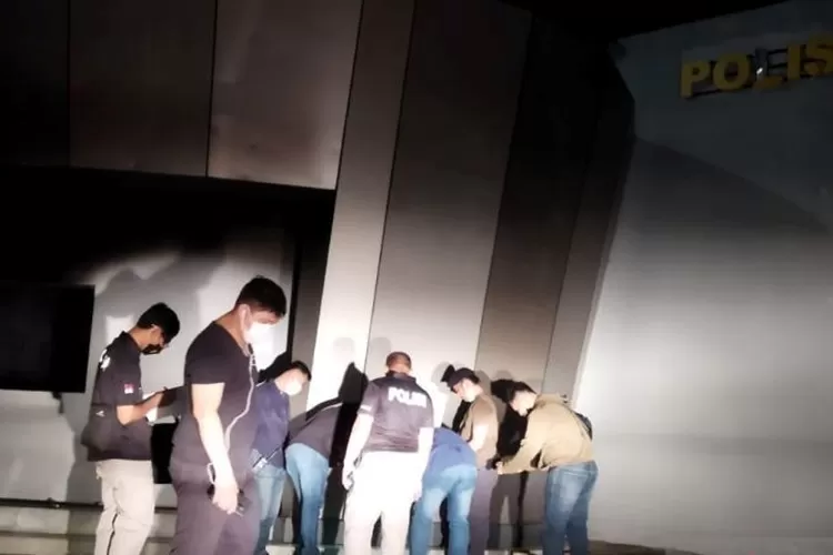 Tim Inafis Polda Metro Jaya melakukan olah tempat kejadian perkara (TKP) di Pospol Pejompongan akibat pembakaran oleh massa pada Senin (11/4) malam.  (ANTARA/Dokumentasi Pribadi)