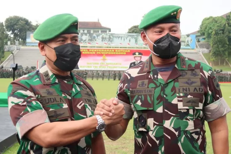  Jabatan Panglima Daerah Militer (Pangdam) IV/Diponegoro diserahterimakan dari Mayjen TNI Rudianto (kiri) kepada Mayjen TNI Widi Prasetijono dalam seremoni di Lapangan Parade IV /Kodam Diponegoro, Selasa 12 April 2022. (arri widiarto/ayosemarang.com)