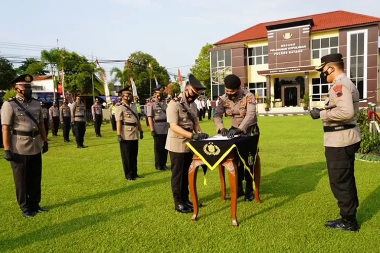 Penandatangan berita acara sertijab Kasat Reskrim, Kapolsek Limpung, dan Kapolsek Subah.  (dok&nbsp;)