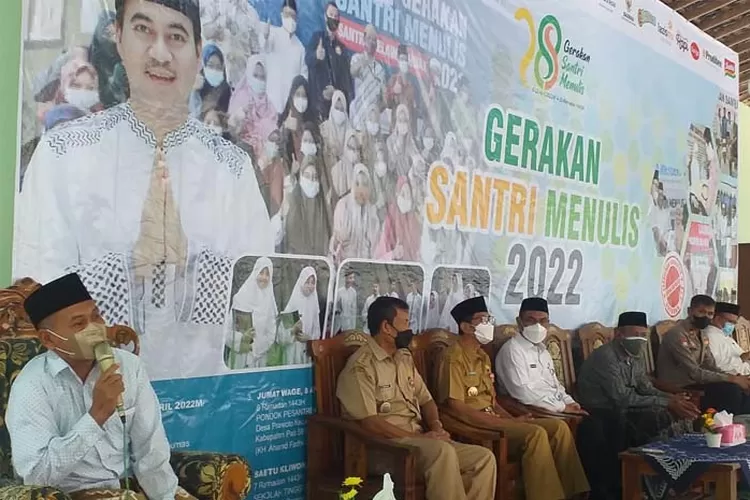 Pengasuh Ponpes Al Hikmah Tanon Sragen KH Mazida Iqbal Wahono memberi wejangan dan motivasi kepada para santri yang mengikuti kegiatan GSM 2022. (suaramerdeka.com / Basuni Hariwoto)