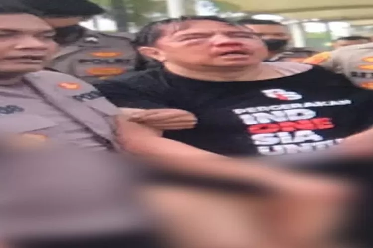 Tangkapan Layar Ade Armando Dievakuasi Oleh Kepolisian