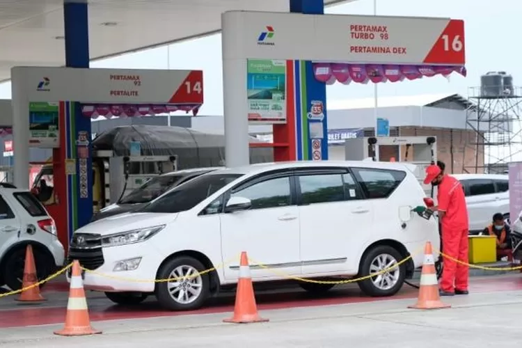  Sejumlah kendaraan antri BBM di SPBU Pertamina.  (dok)