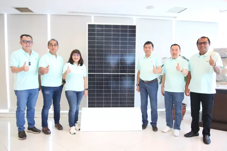 FIFGROUP menjadikan program pemasangan solar panel sebagai salah satu program keberlanjutan dalam rangka mendukung pelestarian lingkungan melalui pengurangan emisi pada operasional bisnisnya. (Humas FIFGROUP)