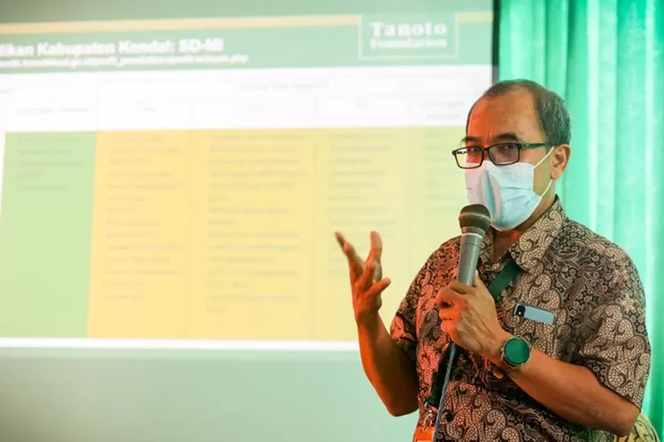 Koordinator Tanoto Foundation Jawa Tengah  Nurkolis saat berdiskusi bersama Disdikbud Kendal, dan Kemenag Kendal.  (edi prayitno/ kontributor Kendal)
