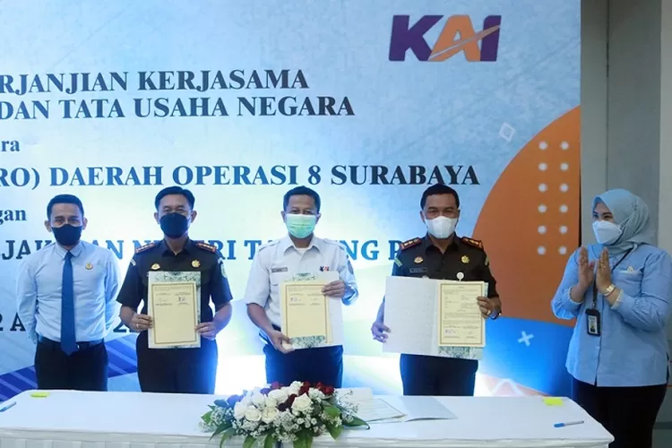Pihak KAI bersama Kejaksaan Negeri Surabaya dan Tanjung Perak usai kesepakatan kerjasama.