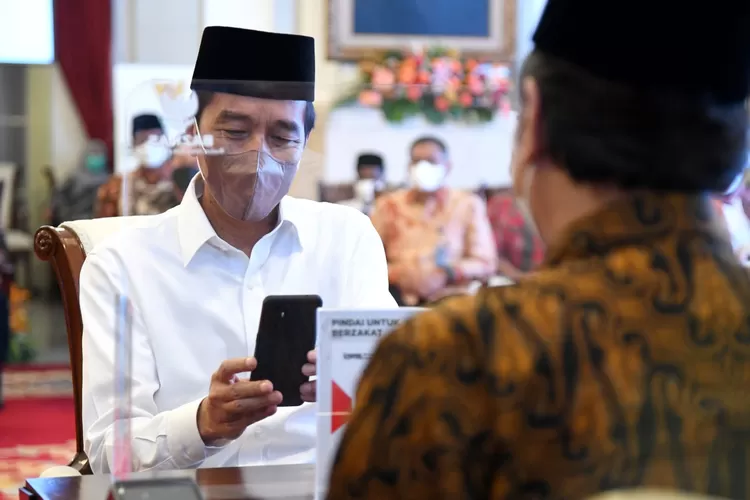 Preaiden Jokowi menunaikan zakat melalui Baznas RI menggunakan siatem QR