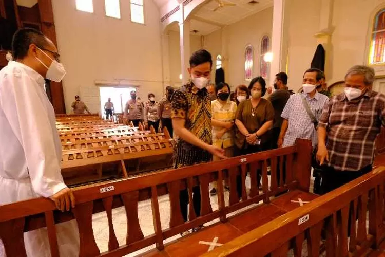 Wali Kota Solo Gibran Rakabuming Raka mengecek kesiapan gereja menjelang Paskah (Endang Kusumastuti)