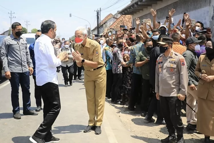Gubernur Jawa Tengah, Ganjar Pranowo saat menemani Presiden Jokowi di pasar Tanjung, Brebes.
