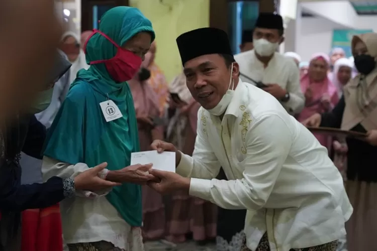 Bupati Batang Wihaji menyerajkan bantuan kepada orang lansut usia warga Desa Juragan Kecamatan kandeman. (Muslihun/Kontributir Batang&nbsp;)