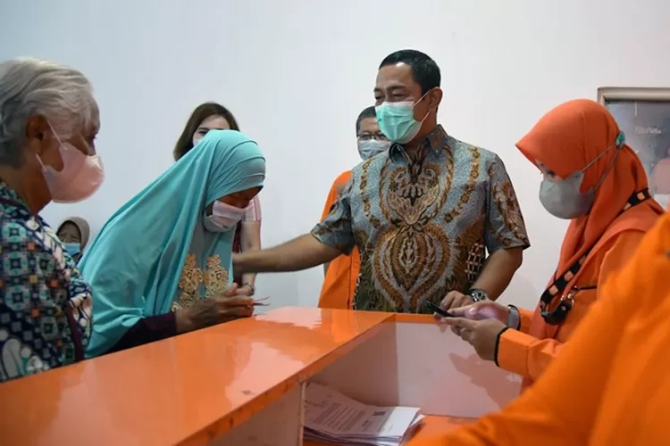 Wali Kota Semarang Hendrar Prihadi saat mengawal penyaluran BLT di Kantor Pos Semarang Jalan Pemuda. Hendi memastikan bantuan tersalur dengan tepat.  (Pemkot Semarang)
