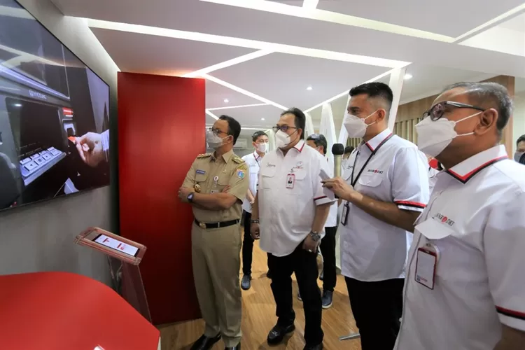 Gubernur DKI Jakarta Anies Baswedan meninjau peluncuran layanan Mobile  Cash dan CRM dari Bank DKI di komplek Balai Kota, Senin (11/4/2022). (Jakarta, Bank  DKI)