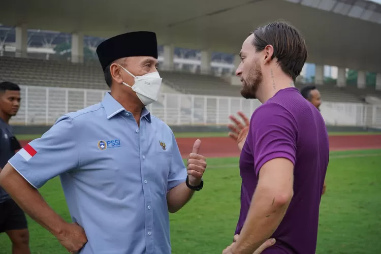 Ketua Umum PSSI, Mochamad Iriawan berbincang dengan salah satu pemain Timnas U-23, Marc Klok (pssi.org)