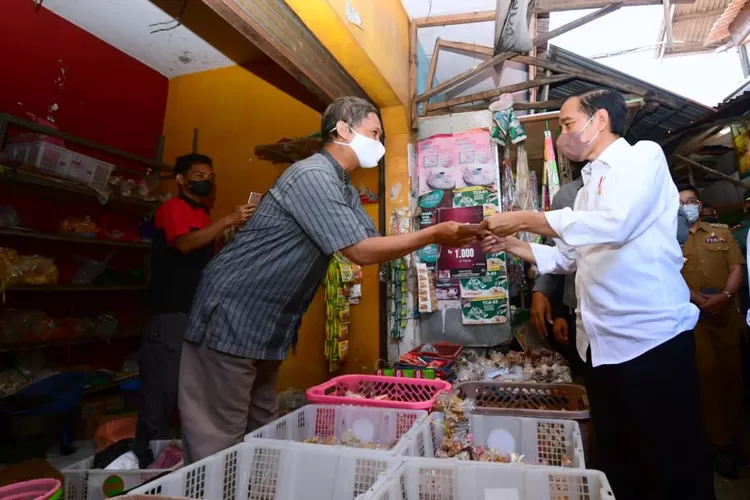 Presiden Jokowi menyerahkan bantuan modalusaha kepada pedagang di Pasar Kanoman, Kota Cirebon. ( BPMI Setpres)