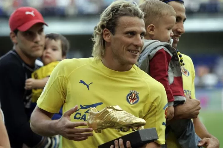 Diego Forlan mendapatkan Sepatu Emas pada tahun 2005 saat masih memperkuat Villarreal